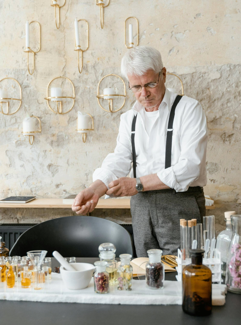 Hombre con productos químicos Hombre con productos químicos